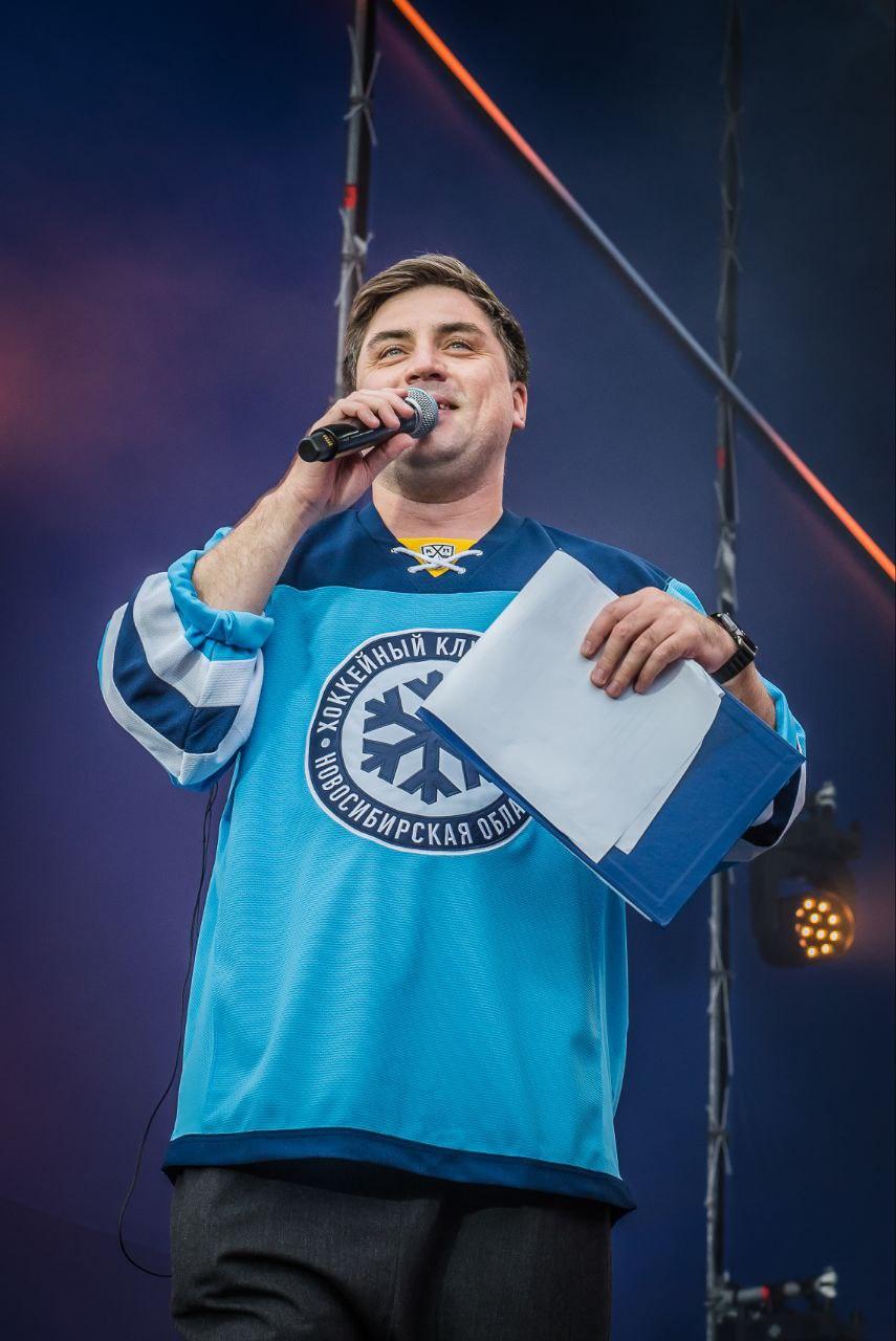 Фото Крики фанатов, тысячи зрителей и Ваня Дмитриенко. День Болельщика в Новосибирске – яркие кадры 31